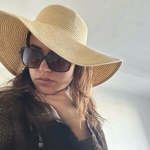 Meet your Posher, Maya